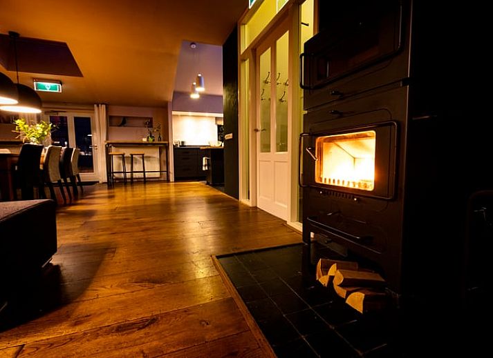 Ontspan op de gezellige veranda van Vakantiehuis in Dalfsen, gelegen in de groene Vechtstreek, Overijssel.