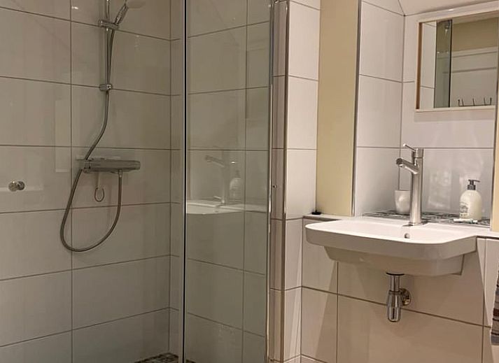 Seitenansicht des Ferienhauses in Dalfsen mit schoenem Garten in der Region Vecht, Overijssel.