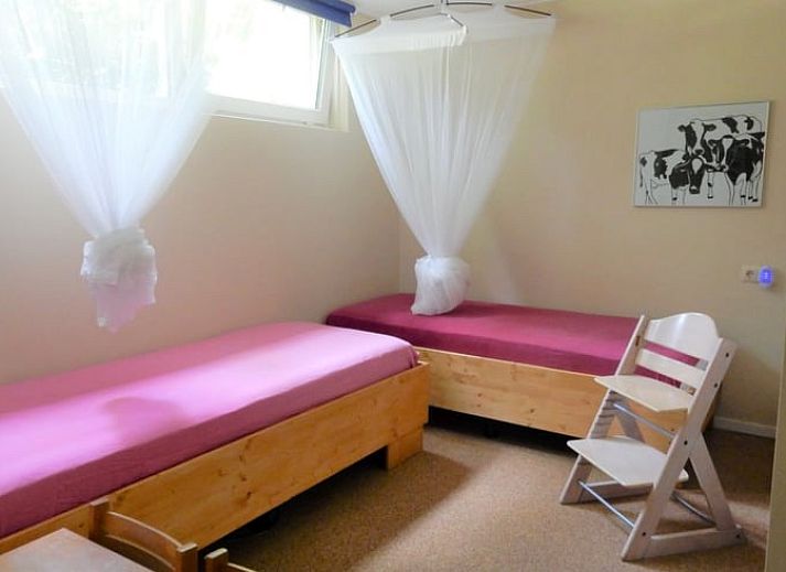 Seitenansicht des Ferienhauses in Dalfsen mit schoenem Garten in der Region Vecht, Overijssel.