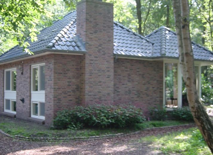 Seitenansicht des Ferienhauses in Dalfsen mit schoenem Garten in der Region Vecht, Overijssel.