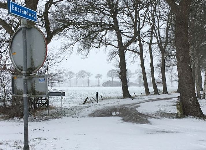 Moderne Kueche im Ferienhaus in Dalfsen mit Blick auf die gruene Umgebung.
