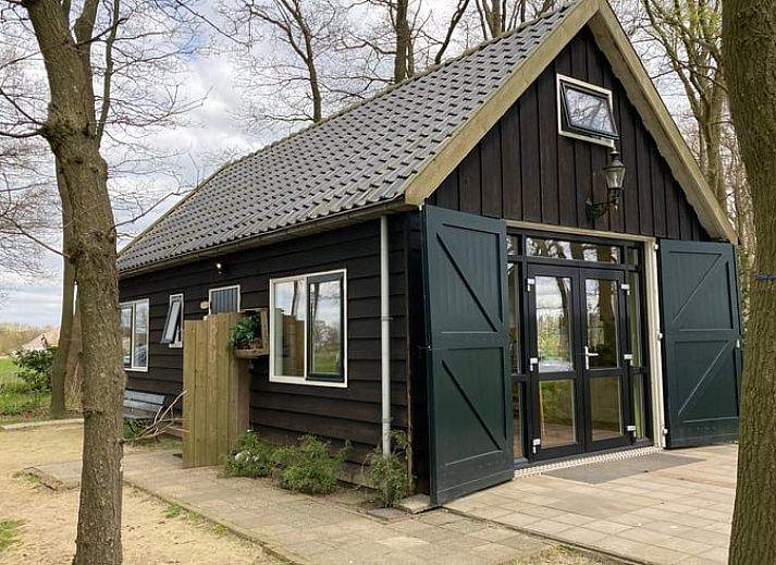 Vacation cottage in Dalfsen with rural feel, located in the Vecht region, Overijssel, surrounded by trees and nature.