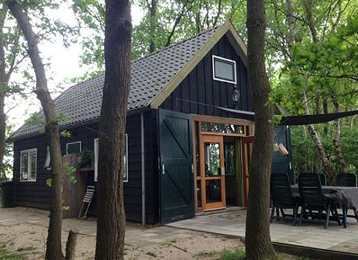 Vacation cottage in Dalfsen with rural feel, located in the Vecht region, Overijssel, surrounded by trees and nature.