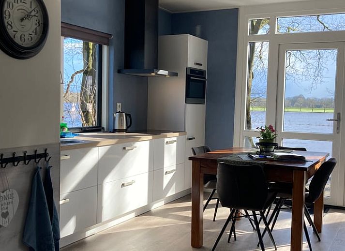 Vacation cottage in Dalfsen with rural feel, located in the Vecht region, Overijssel, surrounded by trees and nature.