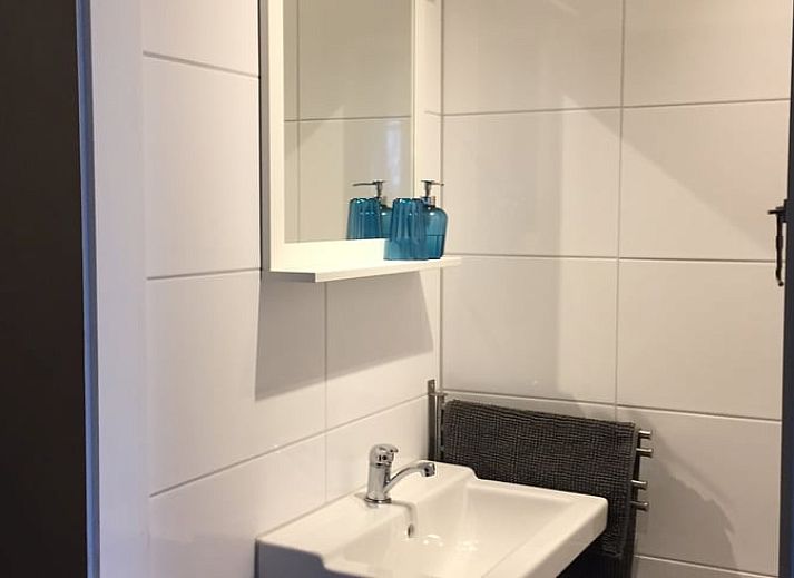 Modern kitchen in cottage in Dalfsen, Vecht region, Overijssel, with views of nature and lots of light.