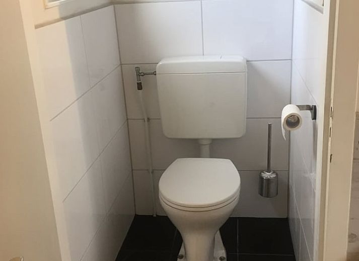 Modern kitchen in cottage in Dalfsen, Vecht region, Overijssel, with views of nature and lots of light.