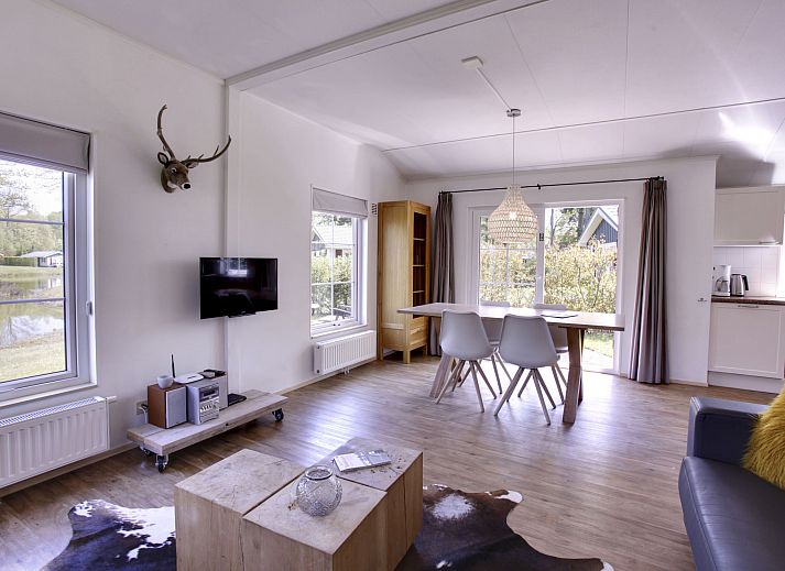 Ferienhaus 4-Bett Woodland in Dalfsen bietet eine schoene Terrasse mit Blick auf die gruene Umgebung in der Region Vecht, Overijssel.