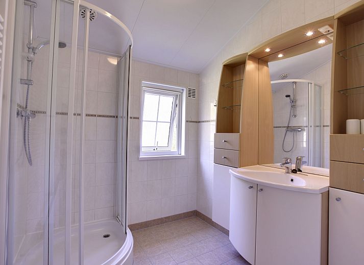 Helles Wohnzimmer des Ferienhauses 4-Bett-Wald in Dalfsen mit moderner Einrichtung und Blick auf die Natur der Region Vecht, Overijssel.