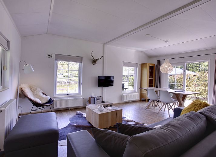 Gemuetliche Terrasse im Ferienhaus 4-Bett-Wald in Dalfsen, ideal fuer entspannende Momente in der Natur der Region Vecht, Overijssel.