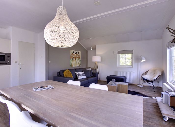 Gemuetliche Terrasse im Ferienhaus 4-Bett-Wald in Dalfsen, ideal fuer entspannende Momente in der Natur der Region Vecht, Overijssel.