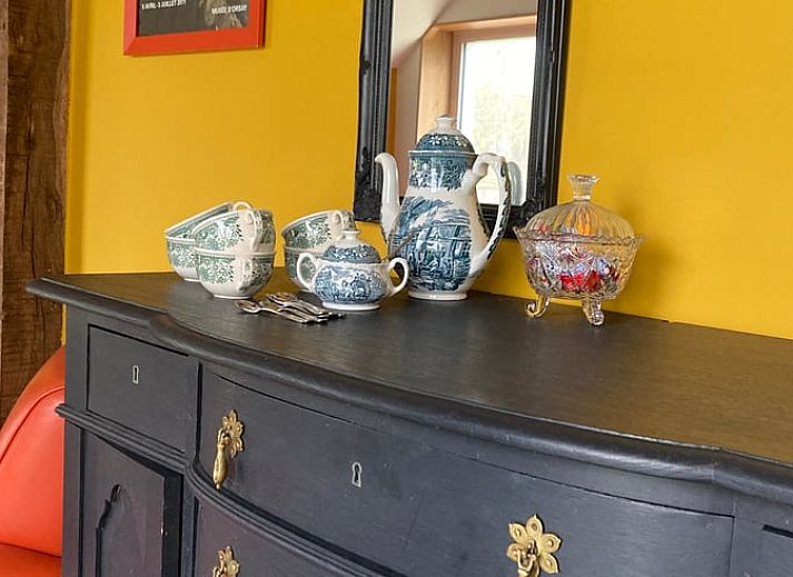 Schoene Aussicht auf die gruenen Wiesen rund um das Cottage in Dalfsen, Region Vecht, Overijssel.