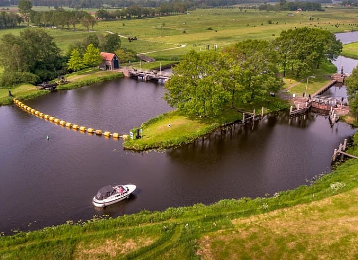 Schoene Aussicht auf die gruenen Wiesen rund um das Cottage in Dalfsen, Region Vecht, Overijssel.