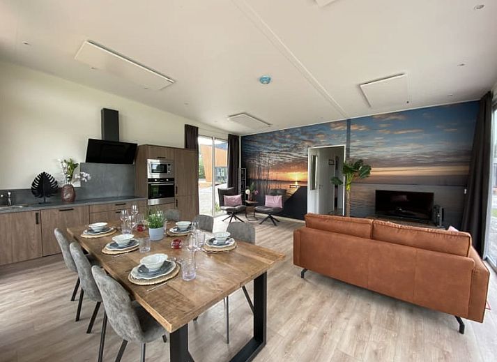 Veranda des Just Nature MIVA Ferienhauses in Hardenberg, Vechtstreek, Overijssel mit moderner Ausstrahlung.