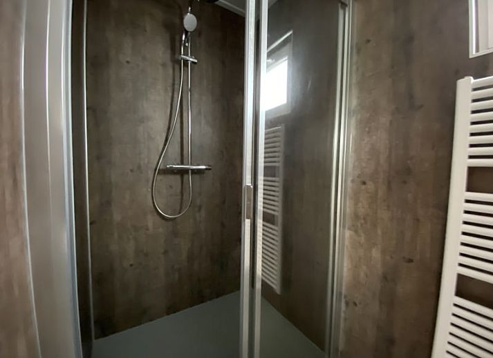 Veranda des Just Nature MIVA Ferienhauses in Hardenberg, Vechtstreek, Overijssel mit moderner Ausstrahlung.