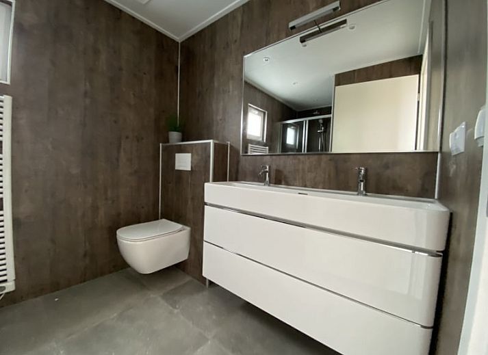 Geraeumiges Wohnzimmer des Just Nature MIVA Ferienhauses in Hardenberg, Overijssel mit Blick auf die Natur.