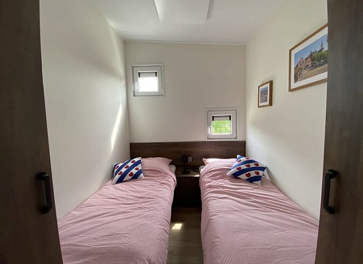 Geraeumiges Wohnzimmer des Just Nature MIVA Ferienhauses in Hardenberg, Overijssel mit Blick auf die Natur.