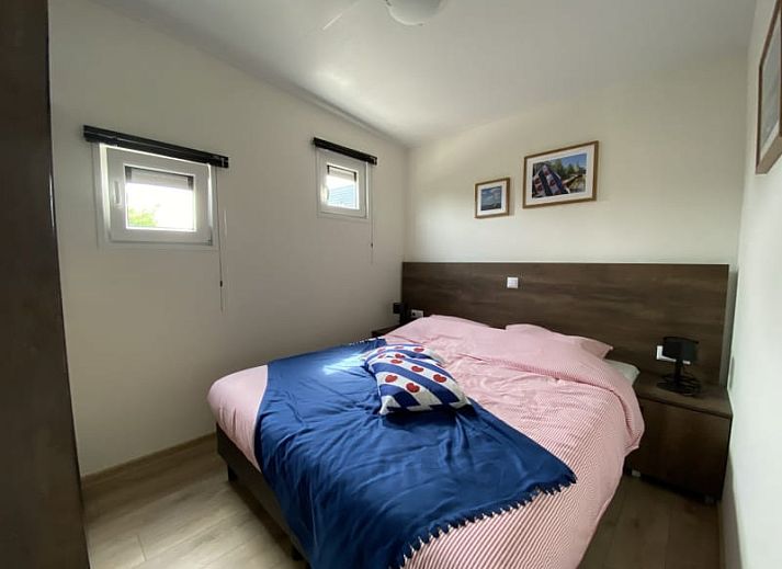 Geraeumiges Wohnzimmer des Just Nature MIVA Ferienhauses in Hardenberg, Overijssel mit Blick auf die Natur.