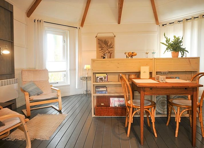 Geniessen Sie die Ruhe im Huisje in Balkbrug, einem charmanten Ferienhaus in der Region Vecht, Overijssel, mit Blick auf gruene Wiesen und eine gemuetliche Terrasse.