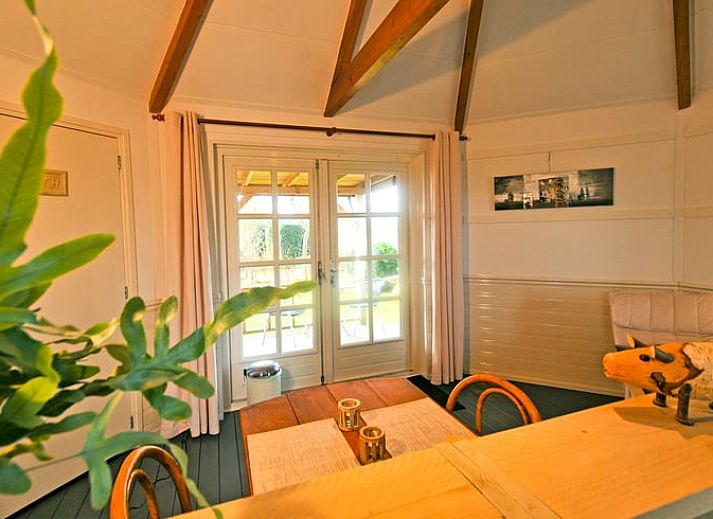 Geniessen Sie die laendliche Umgebung im Huisje in Balkbrug, einem Ferienhaus in der Region Vecht, Overijssel, umgeben von Natur und grasenden Kuehen.