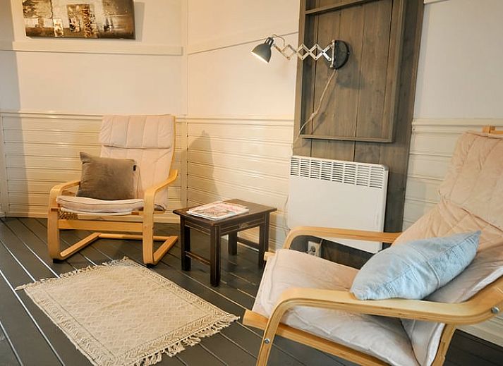 Geniessen Sie die laendliche Umgebung im Huisje in Balkbrug, einem Ferienhaus in der Region Vecht, Overijssel, umgeben von Natur und grasenden Kuehen.