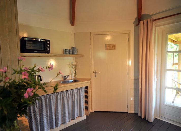 Geniessen Sie die Ruhe im Huisje in Balkbrug, einem charmanten Ferienhaus mit Veranda in der gruenen Vechtgegend, Overijssel.