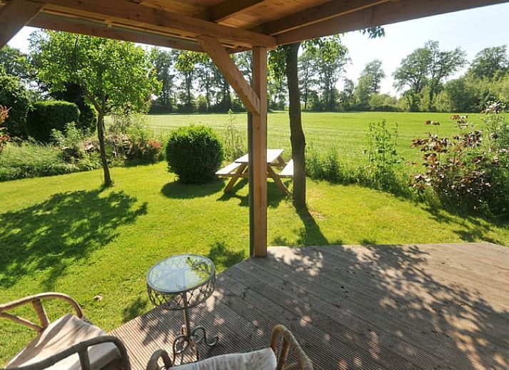 Geniessen Sie die Ruhe im Huisje in Balkbrug, einem charmanten Ferienhaus mit Veranda in der gruenen Vechtgegend, Overijssel.