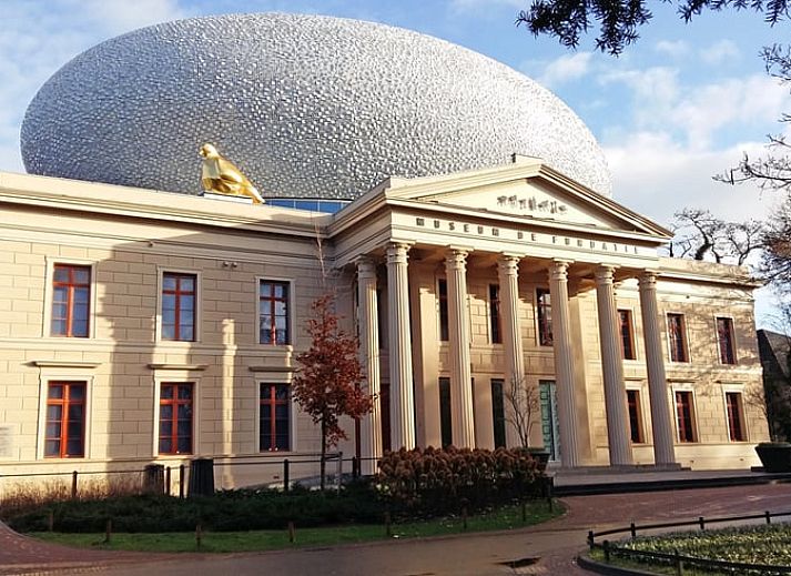 Gemuetliches Interieur von Huisje in Balkbrug, Ferienhaus in Vechtstreek, Overijssel, mit Holzinterieur und gemuetlicher Essecke.