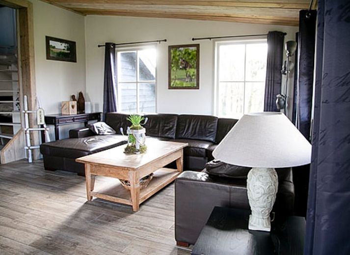 Ferienhaus in Balkbrug, ein charmantes Ferienhaus in der Region Vecht, Overijssel, mit einer einladenden Terrasse und einem bunten Garten.