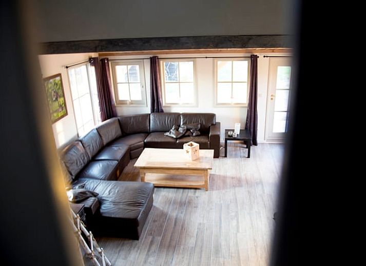 Ferienhaus in Balkbrug, ein charmantes Ferienhaus in der Region Vecht, Overijssel, mit einer einladenden Terrasse und einem bunten Garten.