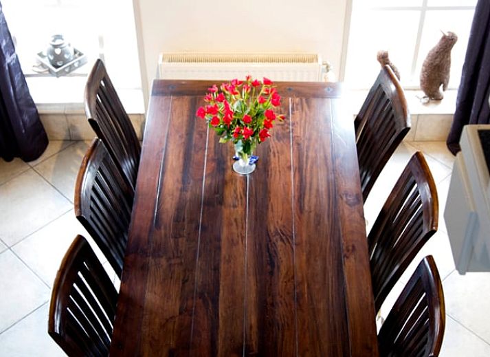 Gemuetliches Wohnzimmer von Huisje in Balkbrug, Ferienhaus in Vechtstreek, Overijssel mit geraeumiger Sitzecke und Holzinterieur.