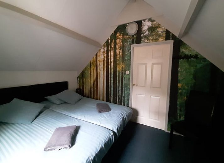 Gemuetliches Wohnzimmer in Haus in Balkbrug, Ferienhaus in der Region Vecht, Overijssel, mit komfortabler Sitzecke und Holzinterieur.