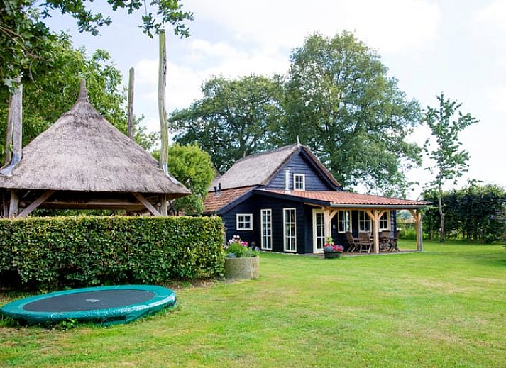 Gemuetliches Wohnzimmer in Haus in Balkbrug, Ferienhaus in der Region Vecht, Overijssel, mit komfortabler Sitzecke und Holzinterieur.