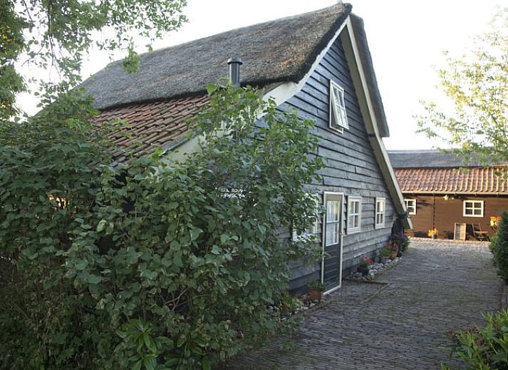 Gemuetliches Wohnzimmer in Haus in Balkbrug, Ferienhaus in der Region Vecht, Overijssel, mit komfortabler Sitzecke und Holzinterieur.