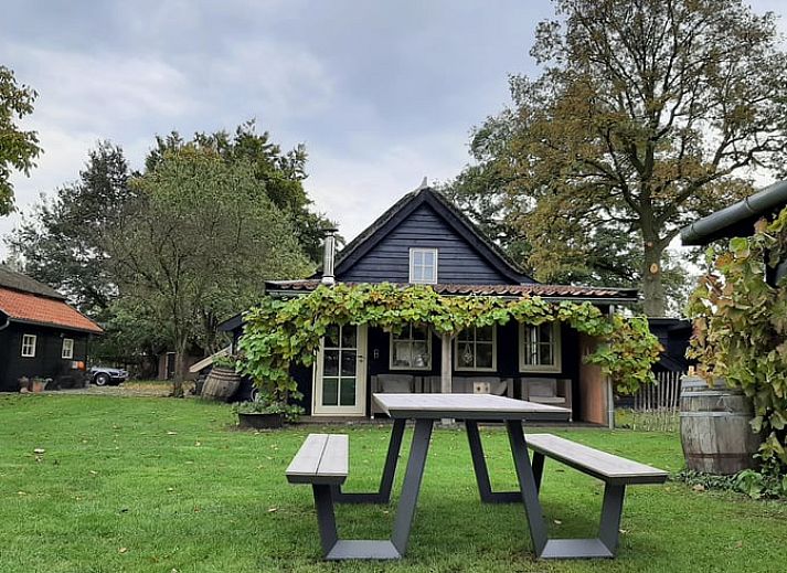 Gemuetliches Wohnzimmer in Haus in Balkbrug, Ferienhaus in der Region Vecht, Overijssel, mit komfortabler Sitzecke und Holzinterieur.
