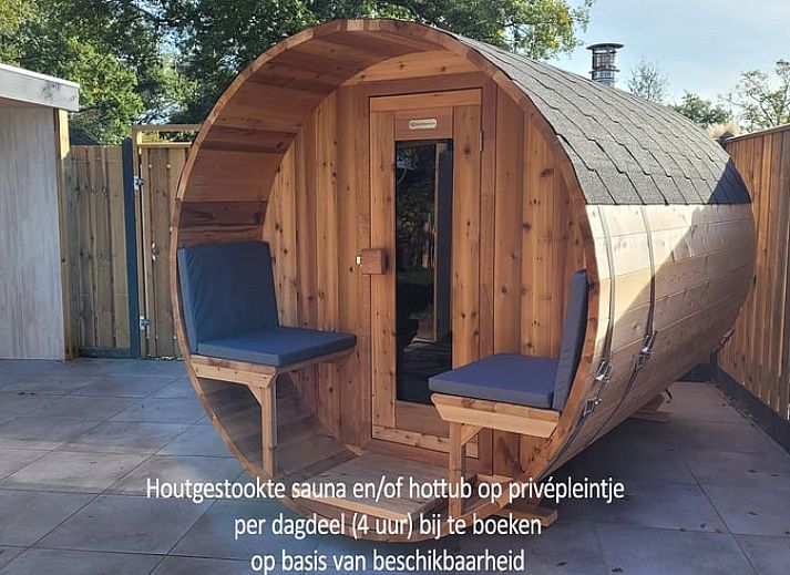 Gemuetliches Wohnzimmer von Huisje in Balkbrug, einem Ferienhaus in der Region Vecht, Overijssel, mit bequemer Sitzecke und viel Tageslicht.