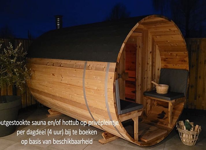 Gemuetliches Wohnzimmer von Huisje in Balkbrug, einem Ferienhaus in der Region Vecht, Overijssel, mit bequemer Sitzecke und viel Tageslicht.