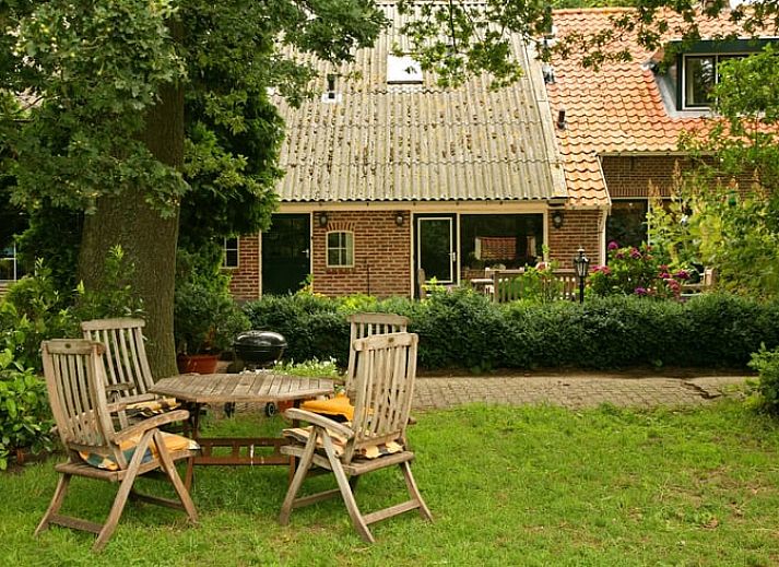 Cottage in Balkbrug vacation home in Vecht region, Overijssel, with spacious garden and green surroundings.