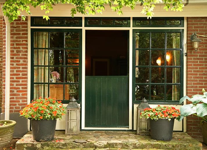 Cottage in Balkbrug vacation home in Vecht region, Overijssel, with spacious garden and green surroundings.