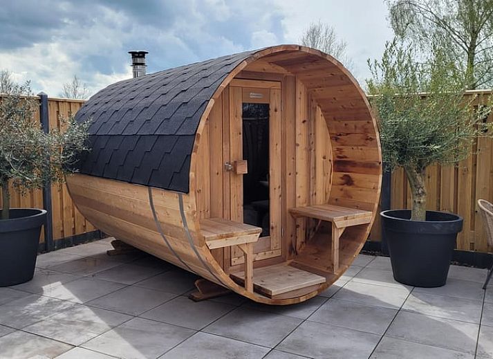 Entspannen Sie sich im luxurioesen Aussenbereich des Ferienhauses in Balkbrug, Overijssel, mit Sauna und Liegestuehlen in der ruhigen Region Vecht.