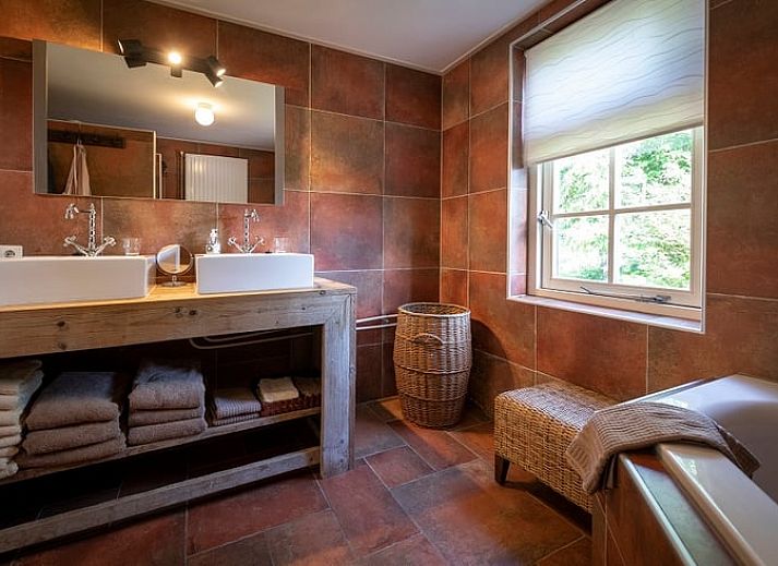 Luxe badkamer in Vakantiehuisje in Balkbrug, Vechtstreek, Overijssel met tweepersoonsbad en moderne douche voor ultiem comfort.