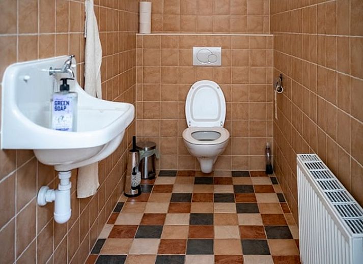 Luxe badkamer in Vakantiehuisje in Balkbrug, Vechtstreek, Overijssel met tweepersoonsbad en moderne douche voor ultiem comfort.