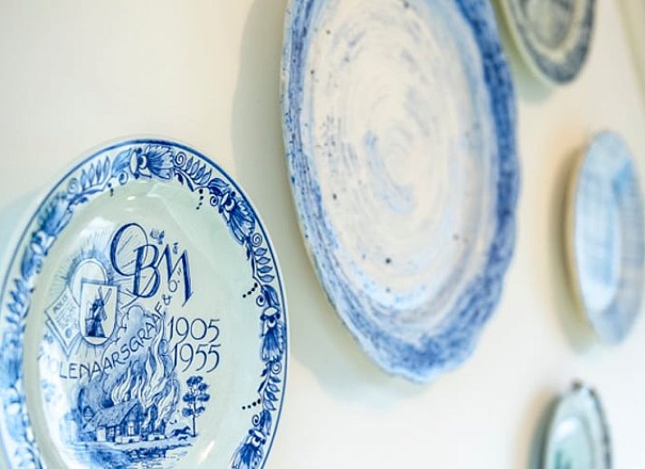 Gezellige woonkamer in Vakantiehuisje in Balkbrug, Vechtstreek, Overijssel met houten interieur en comfortabele zitruimte.