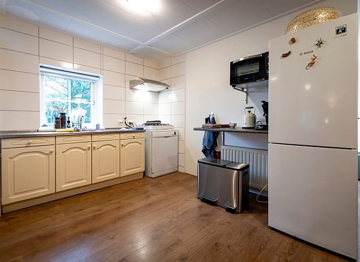 Gezellige woonkamer in Vakantiehuisje in Balkbrug, Vechtstreek, Overijssel met houten interieur en comfortabele zitruimte.