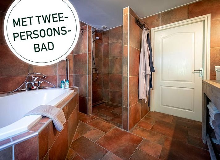 Gezellige woonkamer in Vakantiehuisje in Balkbrug, Vechtstreek, Overijssel met houten interieur en comfortabele zitruimte.