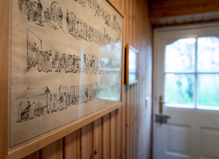 Gezellige woonkamer in Vakantiehuisje in Balkbrug, Vechtstreek, Overijssel met houten interieur en comfortabele zitruimte.