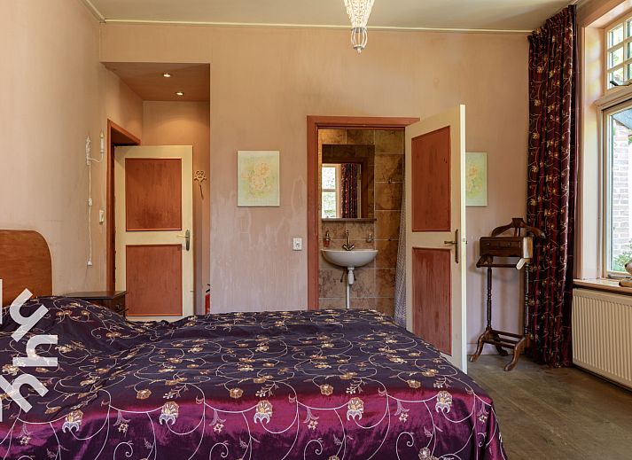 Flowering garden of vacation home OV188 in Balkbrug, Vechtstreek, Overijssel, with beautiful flowers.