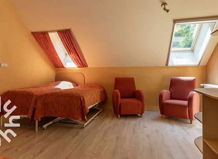 Flowering garden of vacation home OV188 in Balkbrug, Vechtstreek, Overijssel, with beautiful flowers.