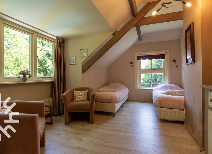 Flowering garden of vacation home OV188 in Balkbrug, Vechtstreek, Overijssel, with beautiful flowers.