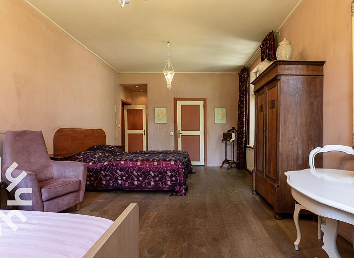 Picturesque vacation home OV188 in Balkbrug, Vecht region, surrounded by dense forests and lush nature.