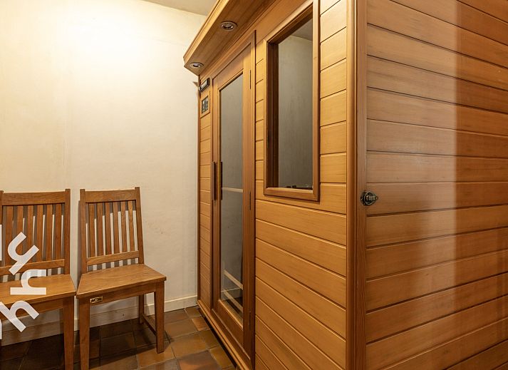 Picturesque vacation home OV188 in Balkbrug, Vecht region, surrounded by dense forests and lush nature.